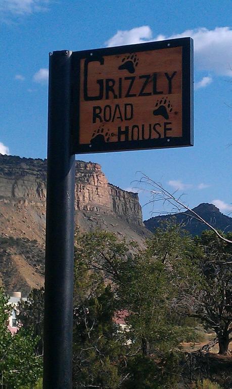 Grizzly Roadhouse Bed And Breakfast Кортес Экстерьер фото