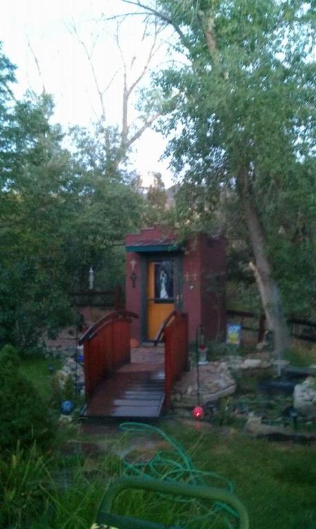 Grizzly Roadhouse Bed And Breakfast Кортес Экстерьер фото