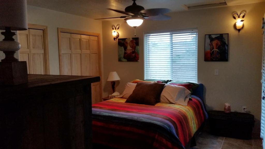 Grizzly Roadhouse Bed And Breakfast Кортес Экстерьер фото