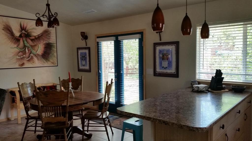 Grizzly Roadhouse Bed And Breakfast Кортес Экстерьер фото