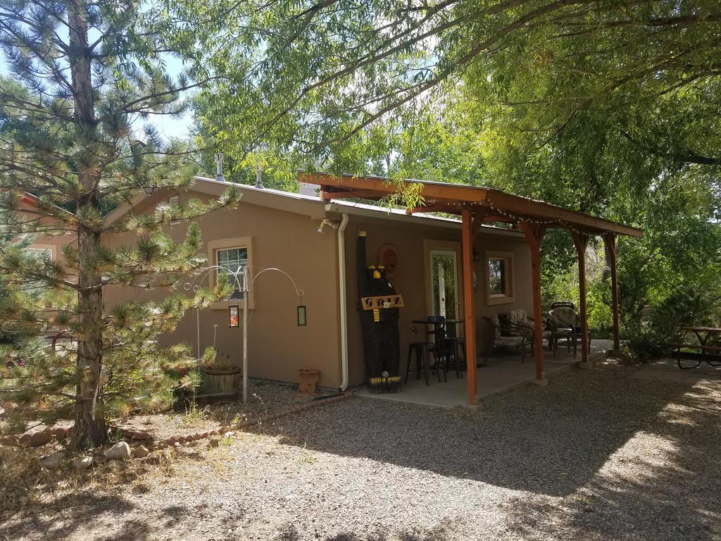 Grizzly Roadhouse Bed And Breakfast Кортес Экстерьер фото