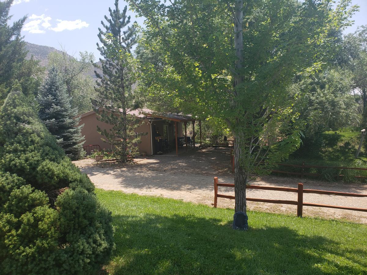 Grizzly Roadhouse Bed And Breakfast Кортес Экстерьер фото